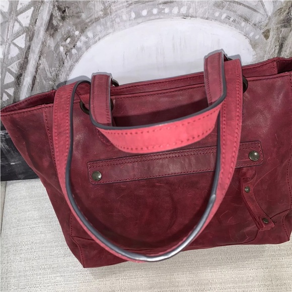 ❤️💜🩷Frye Melissa Zip Tote Bag Distressed Leather -Sangria- MSRP $398 - Picture 5 of 16